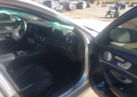 2019 Mercedes-Benz E 300 z USA, uszkodzony, nr VIN WDDZF4JB3KA656757